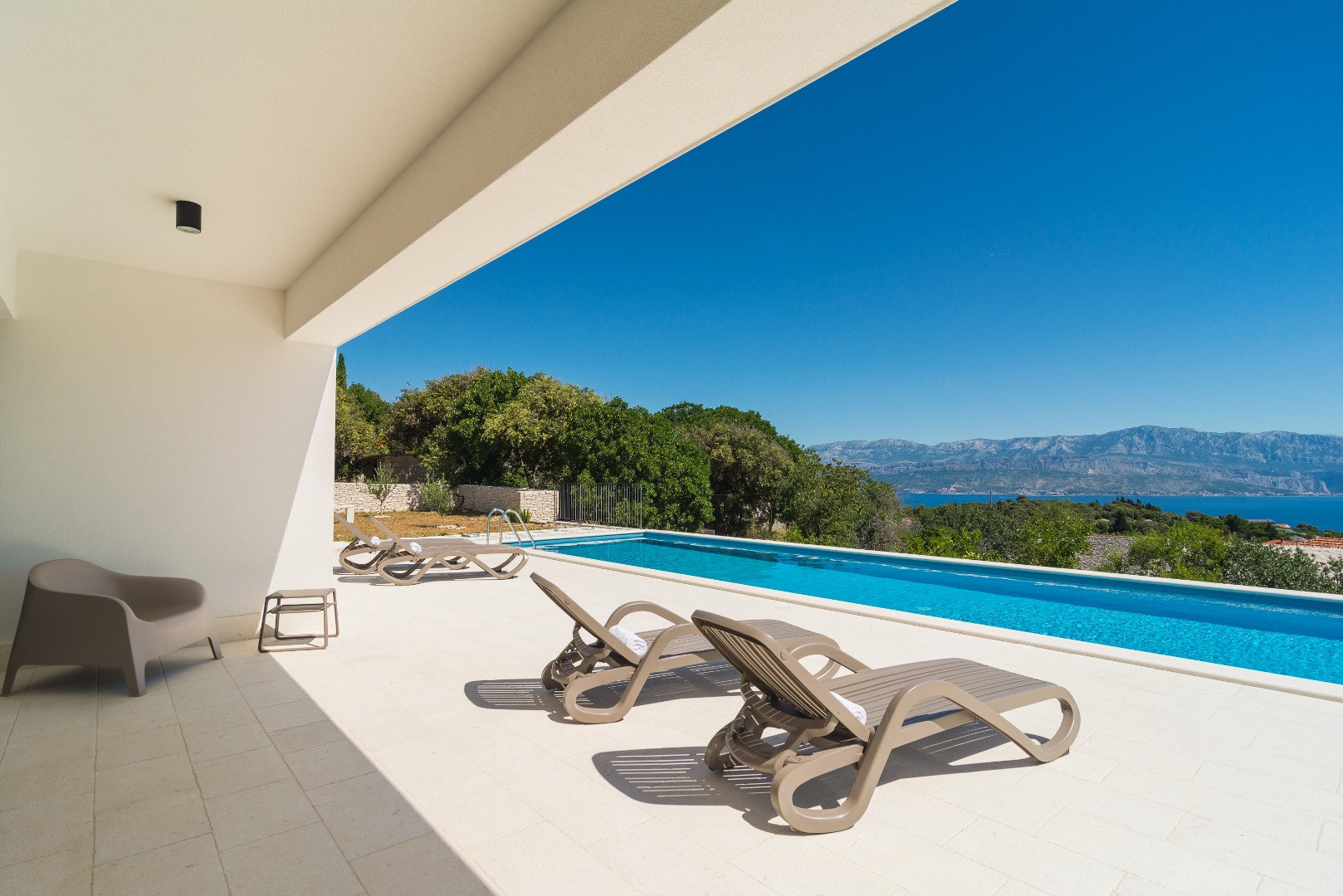 PERFECT HOLIDAYS / TWO VACATION RENTALS - ISLAND OF BRAČ / CITY OMI&Scaron;, Villa Rose Zagreb